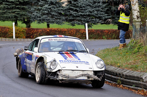 Per G. Hansens ellers så flotte Porsche 911 fik nogle buler, men vandt alligevel sejren i den historiske cup.